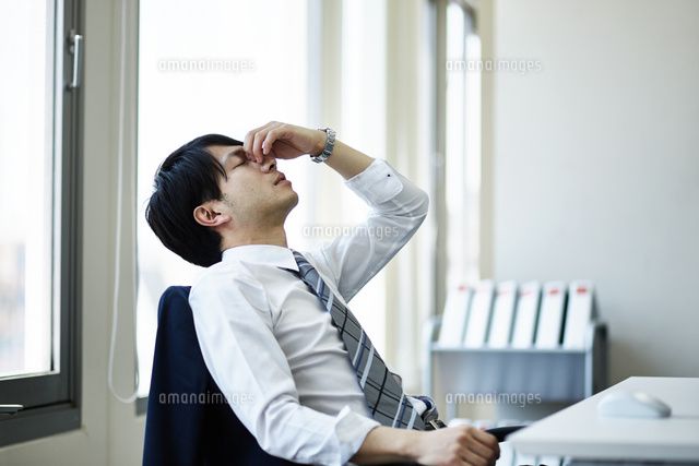 加齢に伴う身体の衰えで疲れを感じる男性